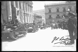 Desfile de Militares en tanques de Guerra, en la Plaza Murillo y delante del palacio legislativo