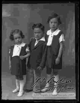 Foto de estudio de tres niños. Dos niñas y un niño