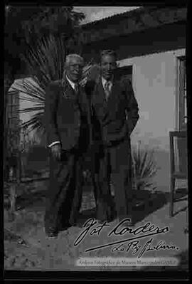 Julio Cordero Castillo y Julio Cordero Bustillos en el patio de su casa