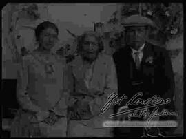 Familia en el patio de una casa particular
