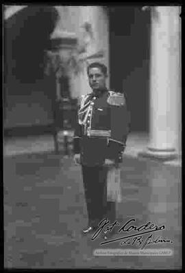 Coronel con uniforme de gala, en el interior del Palacio de Gobierno