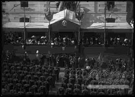 Regimiento colorados de Bolivia formados del palco armado delante del Colegio Militar