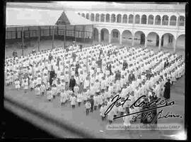 Niñas en formación de filas junto a profesoras en el patio del colegio  Vicenta Juariste Eguino