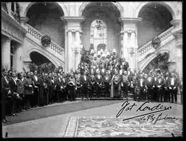 Presidente Hernando Siles, junto a sus Ministros, Embajadores, Cuerpo Diplomático y Alto Mando Militar, en las gradas del Palacio de Gobierno