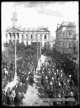 Sección de caballería del Colegio Militar, escoltando a delegaciones extranjeras, por la Plaza Murillo