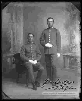 Foto de estudio de dos cadetes del Colegio Militar