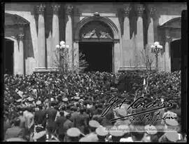 Concentración de una multitud de personas en puertas de la catedral, llevando el ataúd de una persona para su posterior entierro