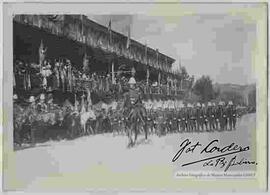 Regimiento 1º de infantería haciendo su ingreso por el palco armado delante del Colegio Militar