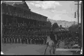 Cadetes del Colegio Militar, pasando por el palco oficial para la transmisión de mando de Ismael Montes a Gutérrez Guerra