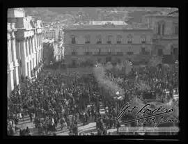 Concentración de una multitud de personas en la Plaza Murillo