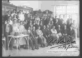 Grupo de estudiantes de la Facultad de Medicina de la Universidad Mayor de San Andrés, junto a catedráticos  de carrera, en el salón de laboratorio y farmacia del hospital general