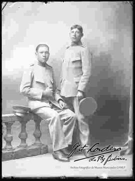 Foto de estudio de dos soldados