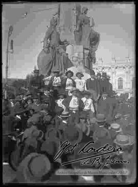 Concentración de un grupo deportivo de campesinos, en el monumento de la plaza Murillo