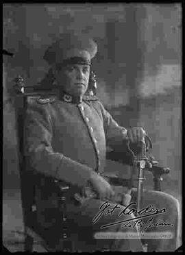 Foto de estudio de un Oficial del Ejercito, sentado en una silla