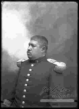 Foto de estudio, de medio cuerpo de un Oficial del Ejercito