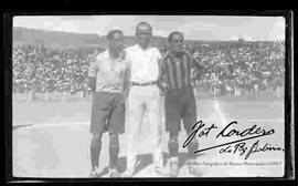 Dos jugadores junto a dirigente en el estadium hernando siles