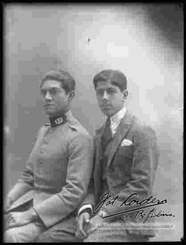 Foto de estudio de un cadete del Colegio Militar, sentado junto a su hermano