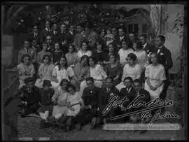 Grupo social de jóvenes y señoritas, en el patio de una casa particular, celebrando un acontecimiento