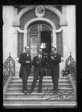 Sr. Eduardo Diez de Medina, introductor de embajadores, junto a delegados de la Embajada de Chile, en las gradas del consulado de Chile