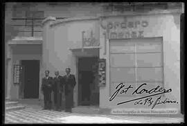 José Jiménez, Julio Cordero Castillo y Julio Cordero Ordoñez, delante del estudio fotográfico foto Cordero Jiménez