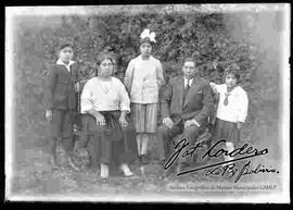 Una familia en el patio y huerto de una casa particular