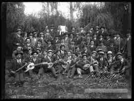 Grupo de abogados en un día de campo, celebrando carnavales.