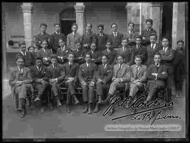 Grupo de jóvenes bachilleres del colegio Ayacucho, donde se encuentra el profesor Alberto Meabe