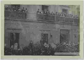 Transmisión de mando presidencial. General  Ismael Montes y José Gutiérrez Guerra observando el desfile de los cadetes del Colegio Militar, desde los balcones del Palacio de Gobierno