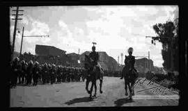 Militares desfilando por  una de las calles de la ciudad