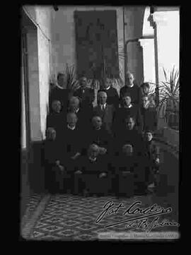 Grupo de curas extranjeros en el pasillo del Colegio San Calixto