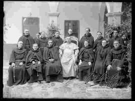 Sacerdotes franciscanos extranjeros junto al Nuncio Apostólico, en el patio del Convento de San Francisco