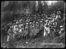 Grupo de soldados Militares, con oficiales en el campo de instrucción, con uniformes de tipo francés