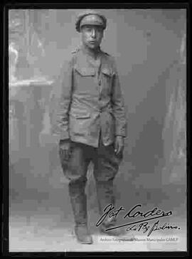 Foto de estudio de un soldado de la Guerra del Chaco