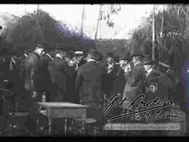 Recepción social de un grupo de personas en un huerto