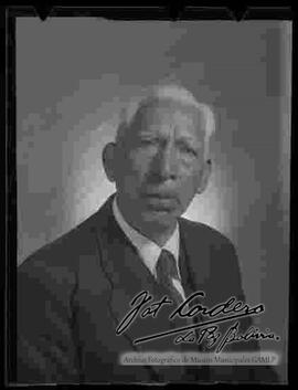 Foto de estudio de medio cuerpo de Julio Cordero Castillo