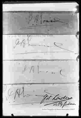Reproducción de una firma en cuatro documentos, para su reconocimiento y verificación.