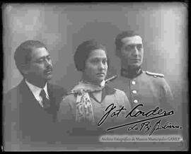 Foto de estudio. militar con sus padres