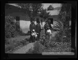 Julio Cordero Ordoñez junto a Julio Cordero Castillo, hijos y nietos en su casa