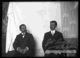 Foto para documento de medio cuerpo, de dos empleados de alguna institución