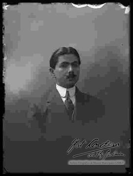 Imagen de medio cuerpo de un varón con un modelo de bigote.