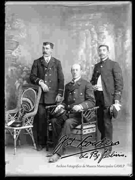 Foto de estudio de tres conductores del tranvía La Paz, de la línea 1 y 2