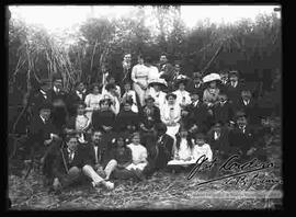 Grupo familiar, reunido en el huerto de una casa por la celebración de carnavales.