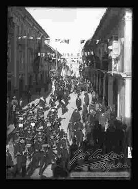 Desfile cívico del 16 de julio, pasando por la calle Mercado.