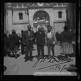 Julio Cordero Ordoñez, Julio Cordero Castillo y Julio Gonzalo Cordero Benavides, en el altar de la iglesia de Copacabana