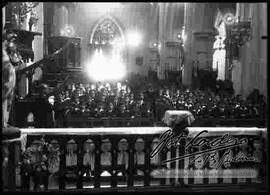 Estudiantes del colegio San Calixto,  escuchando una misa en el interior de la iglesia de San Calixto