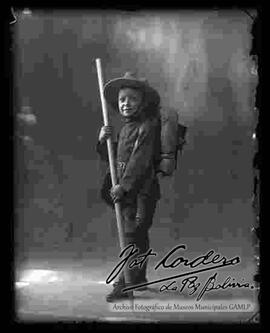 Foto de estudio de un niño boy scout