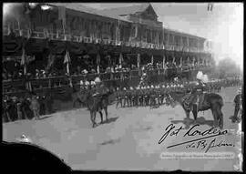 Cadetes del Colegio Militar, pasando por el palco oficial para la transmisión de mando de Ismael Montes a Gutérrez Guerra