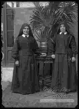 Dos monjas del asilo San Ramón