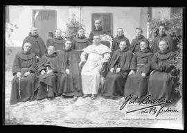 Sacerdotes franciscanos extranjeros junto al Nuncio Apostólico, en el patio del Convento de San Francisco