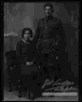 Foto de estudio de un soldado de la Guerra del Chaco, junto a su esposa